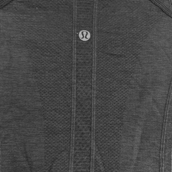 Lululemon Swiftly Tech Short-Sleeve Shirt in Black. Size 10 - Picture 5 of 5